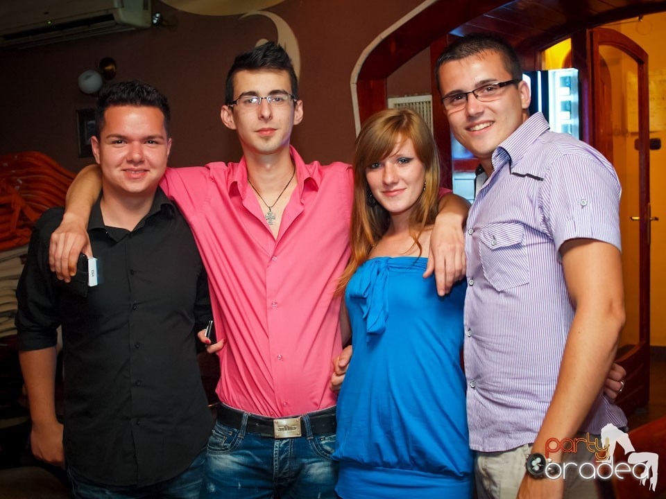 Seară de karaoke în Chanson Café,