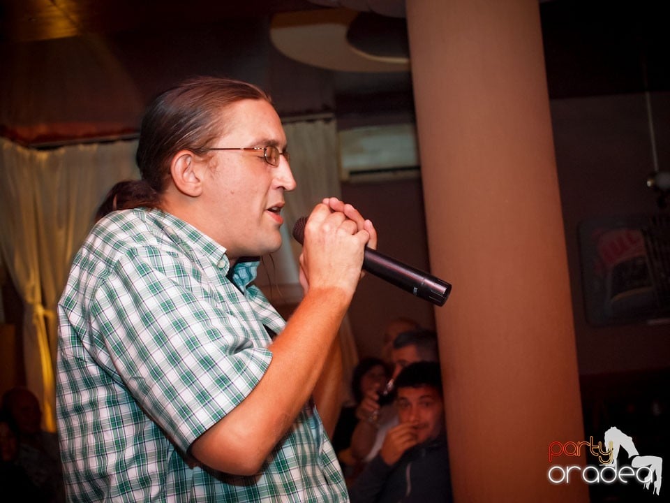 Seară de karaoke în Chanson Café,