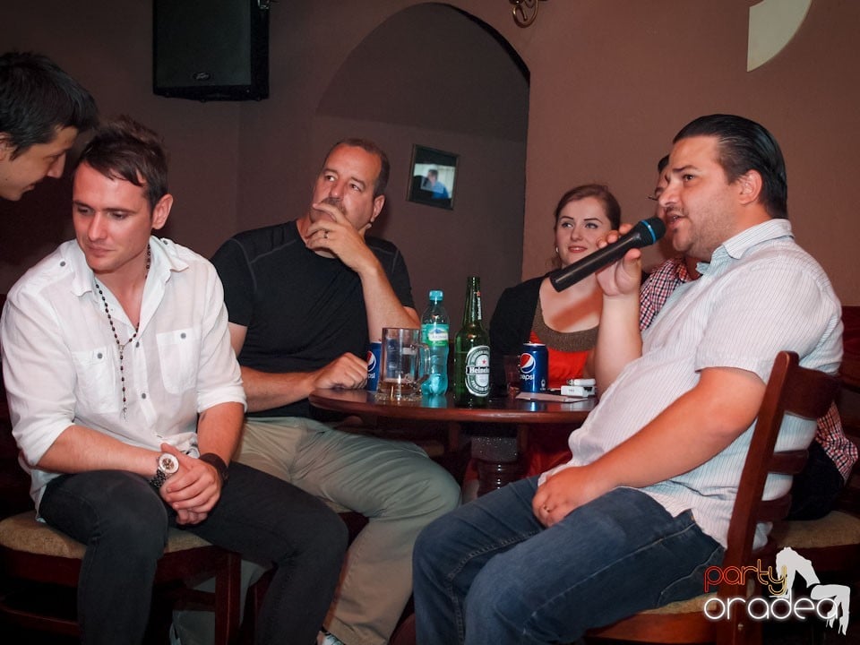 Seară de karaoke în Chanson Café,