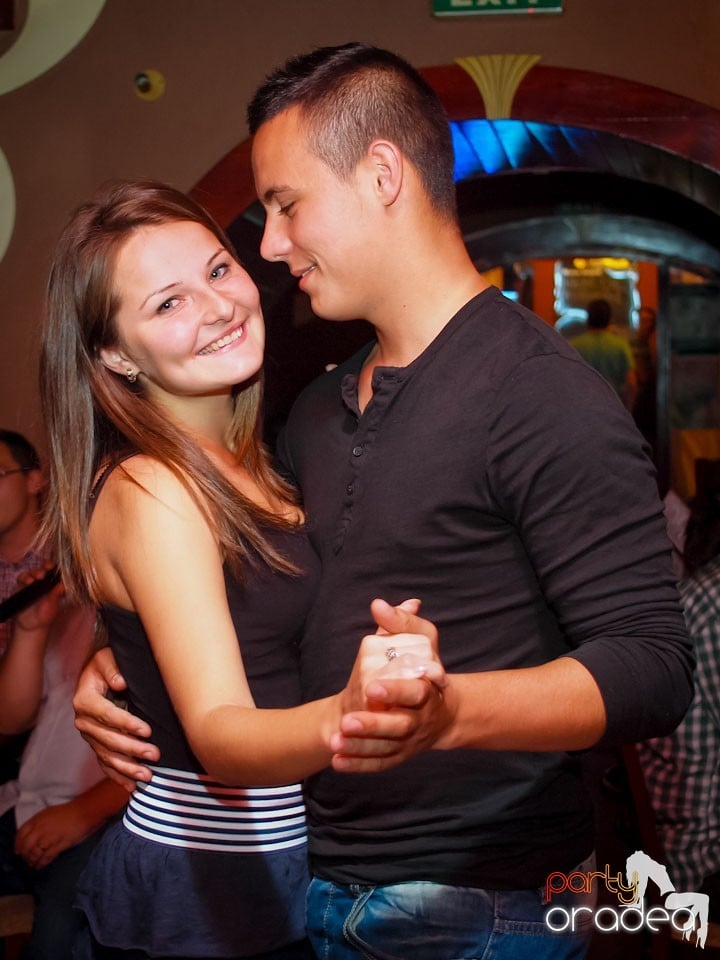 Seară de karaoke în Chanson Café,