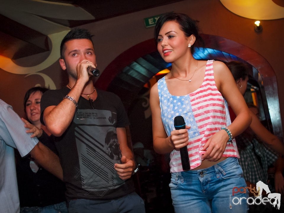 Seară de karaoke în Chanson Café,