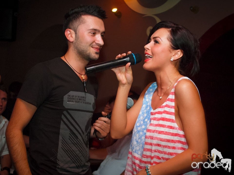 Seară de karaoke în Chanson Café,