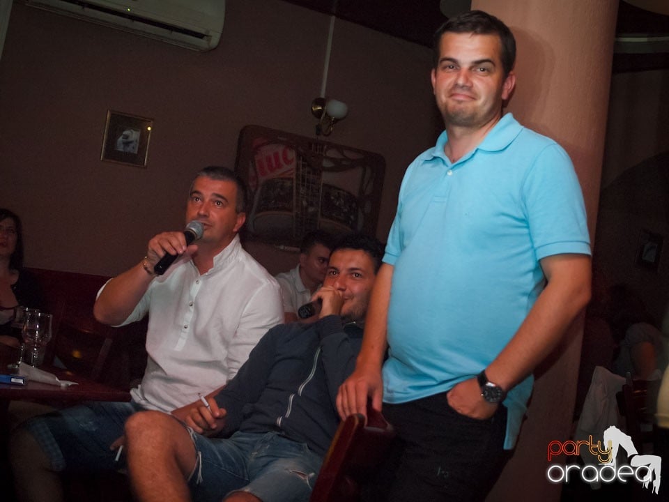 Seară de karaoke în Chanson Café,
