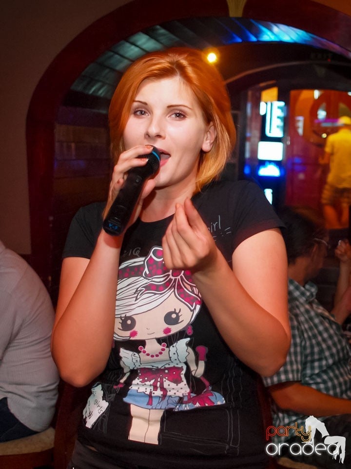Seară de karaoke în Chanson Café,