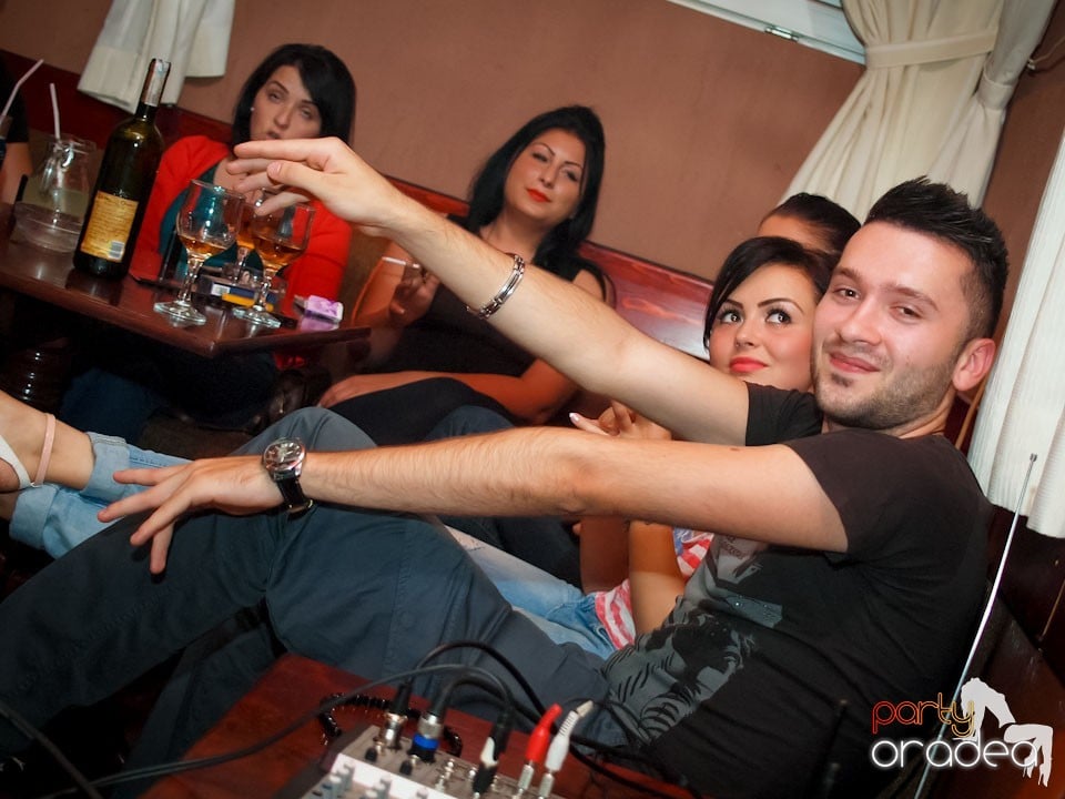 Seară de karaoke în Chanson Café,
