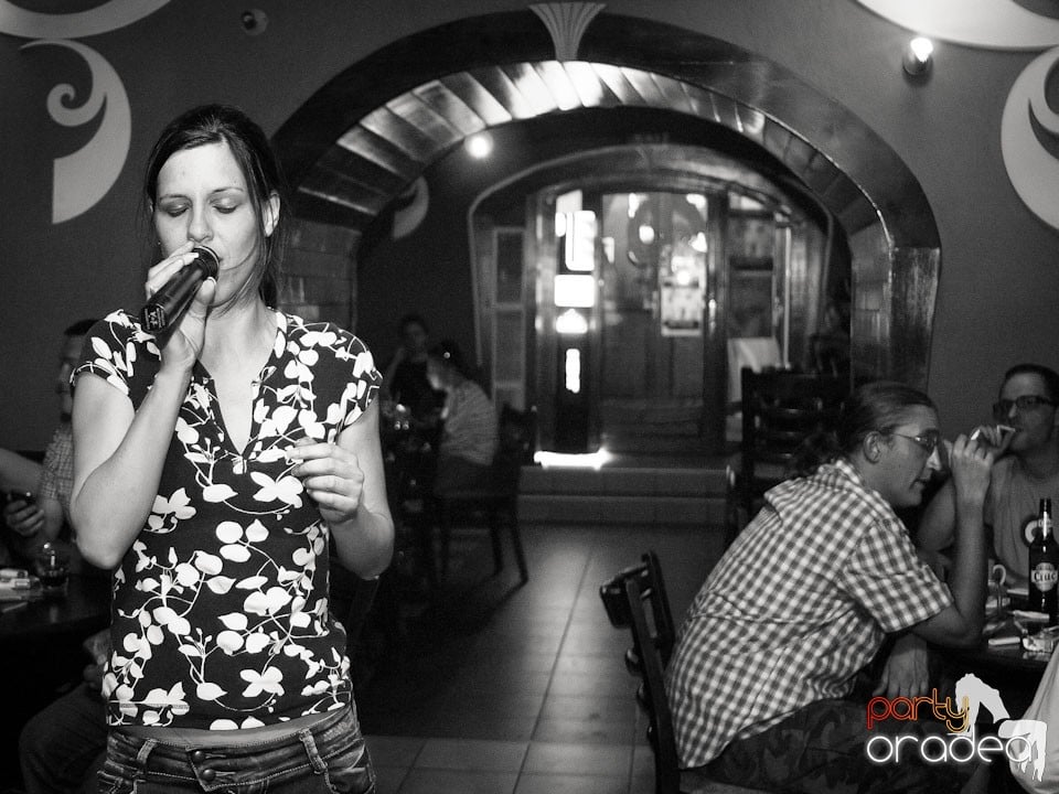 Seară de karaoke în Chanson Café,
