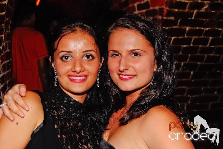 Seară incendiară în Club Escape,