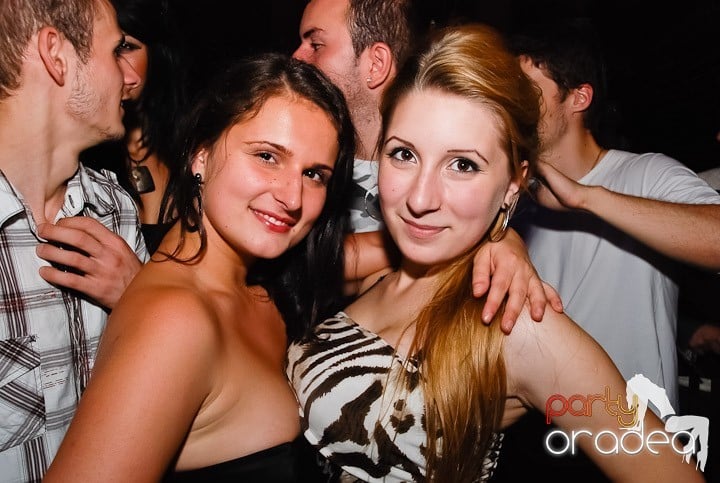 Seară incendiară în Club Escape,