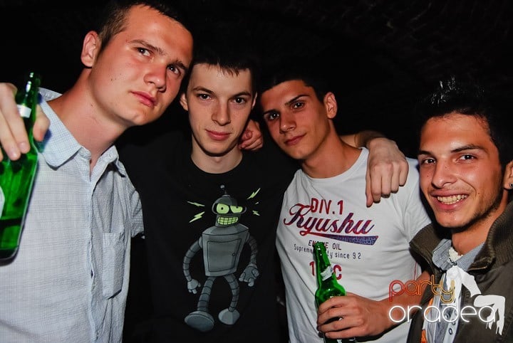 Seară incendiară în Club Escape,