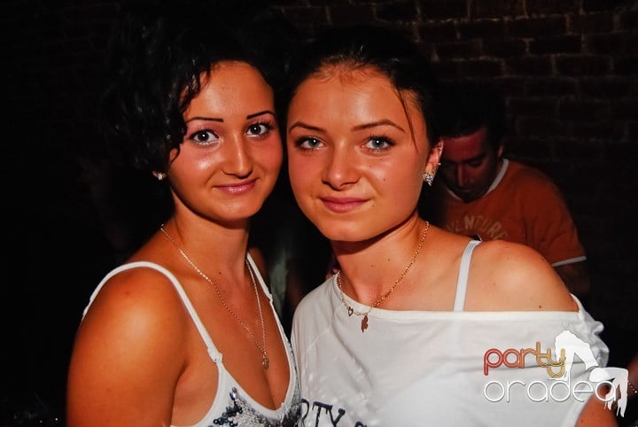 Seară incendiară în Club Escape,