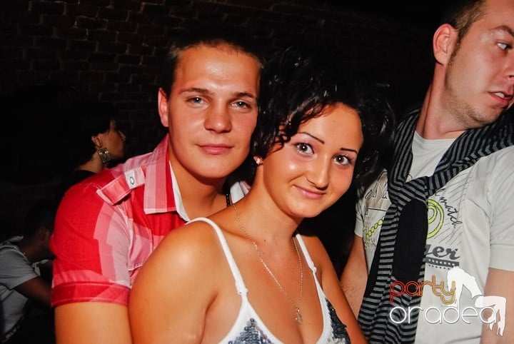 Seară incendiară în Club Escape,