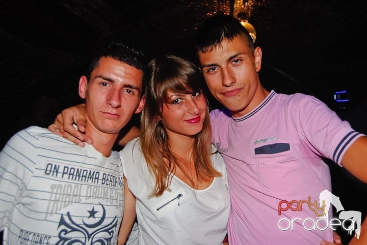 Seară incendiară în Club Escape,