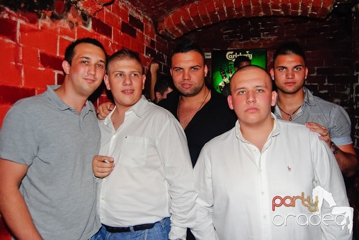 Seară incendiară în Club Escape,