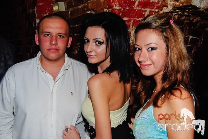 Seară incendiară în Club Escape,