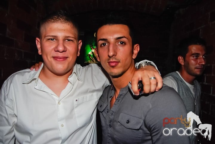 Seară incendiară în Club Escape,