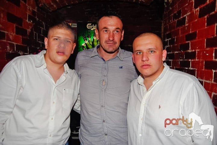 Seară incendiară în Club Escape,
