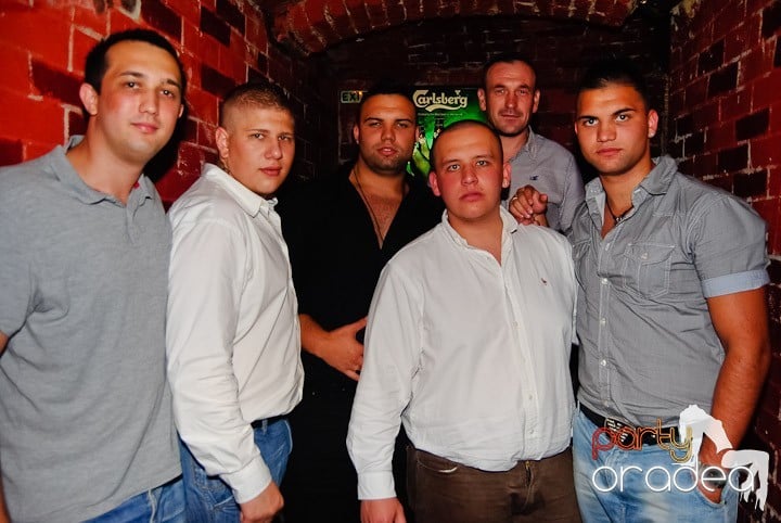 Seară incendiară în Club Escape,
