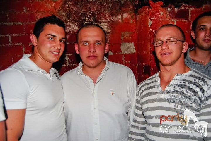 Seară incendiară în Club Escape,