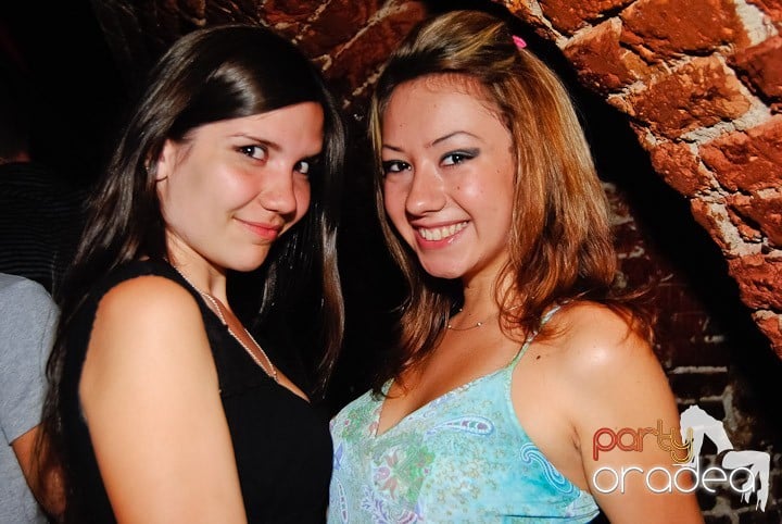Seară incendiară în Club Escape,