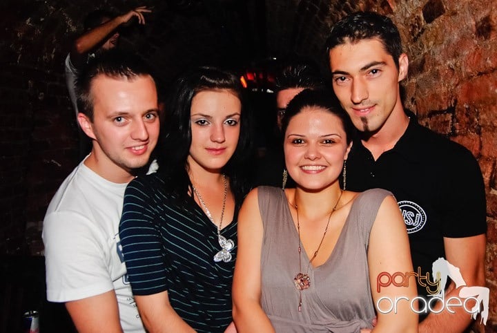 Seară incendiară în Club Escape,