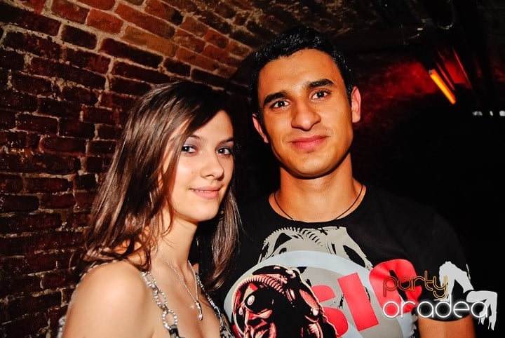 Seară incendiară în Club Escape,