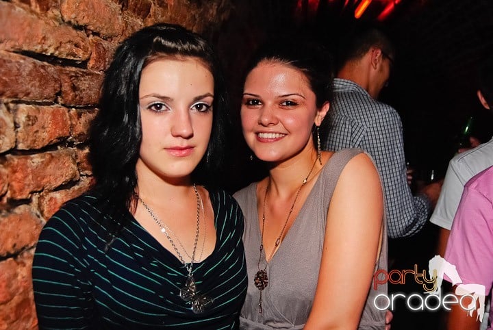 Seară incendiară în Club Escape,