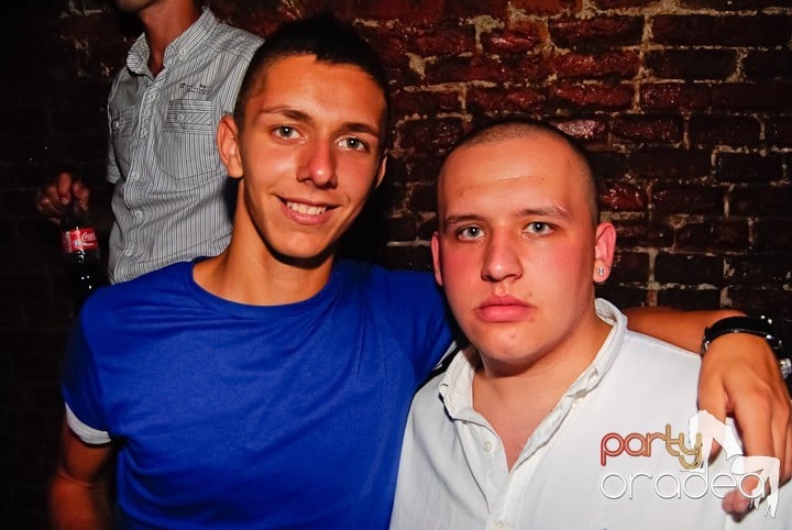 Seară incendiară în Club Escape,
