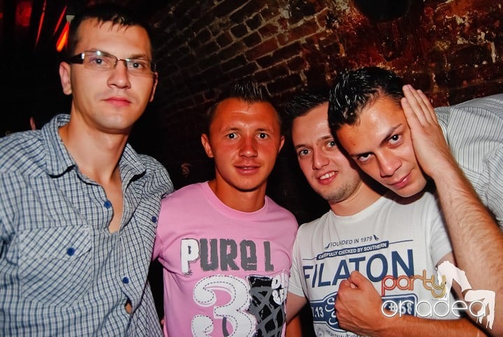 Seară incendiară în Club Escape,