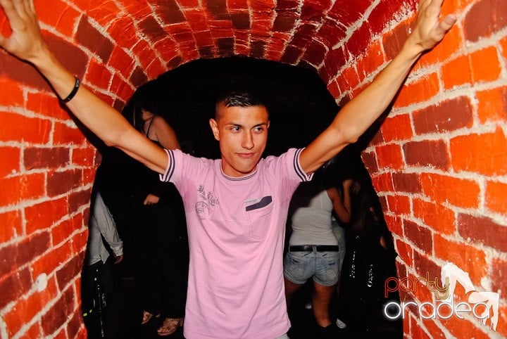 Seară incendiară în Club Escape,