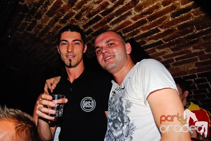 Seară incendiară în Club Escape,