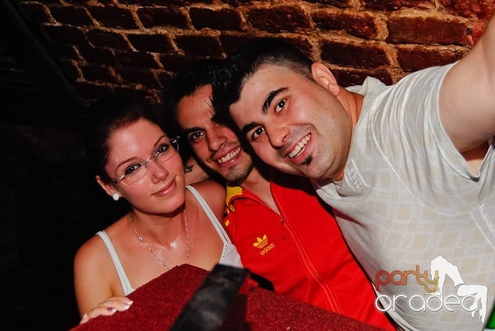Seară incendiară în Club Escape,