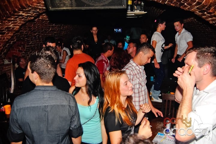 Seară incendiară în Club Escape,