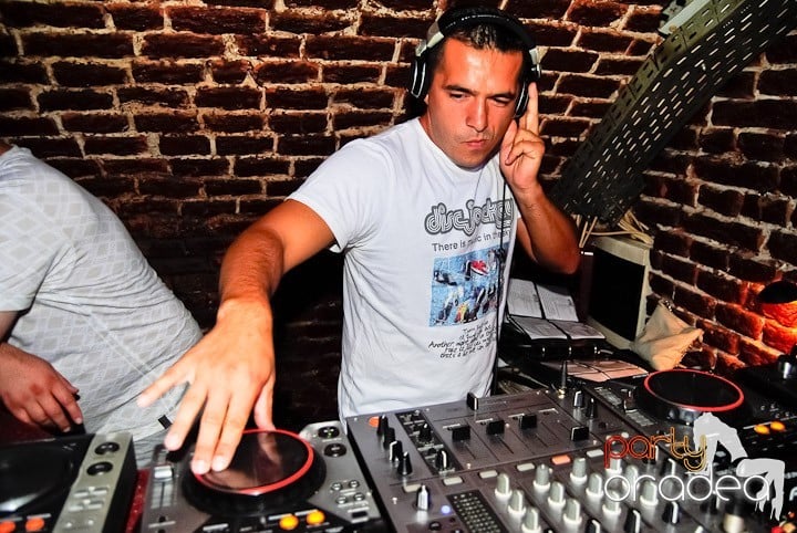 Seară incendiară în Club Escape,