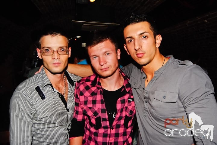 Seară incendiară în Club Escape,