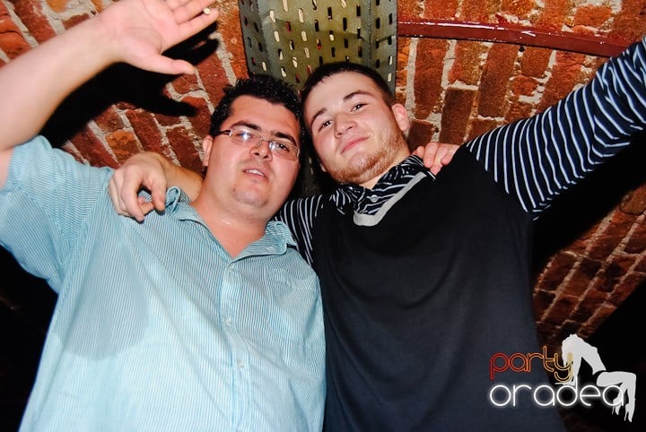 Seară incendiară în Club Escape,