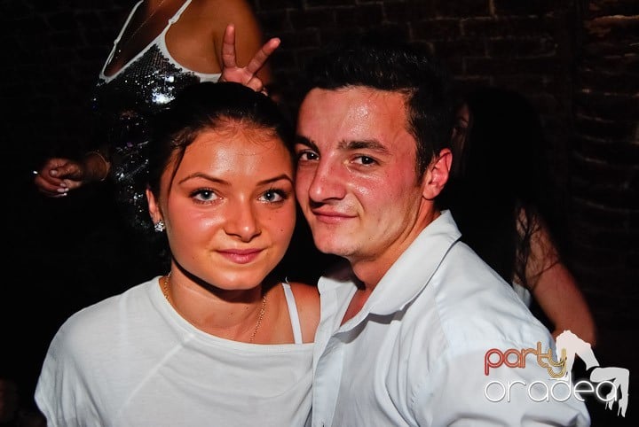 Seară incendiară în Club Escape,