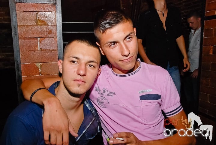 Seară incendiară în Club Escape,