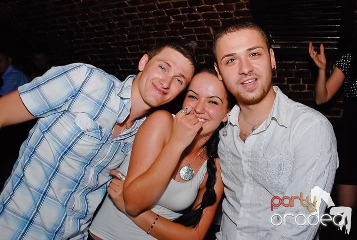 Seară incendiară în Club Escape,