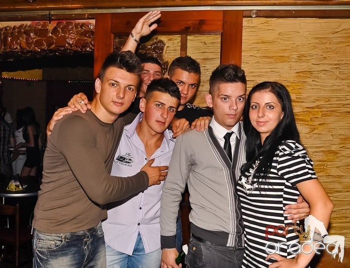 Sfârşit de săptămână cu distracţie şi muzică bună în Downtown,