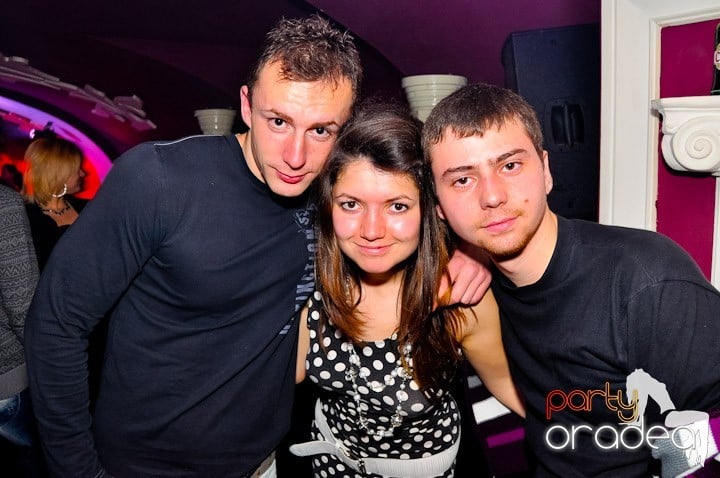 Sfârşit de săptămână în Club Atti's,
