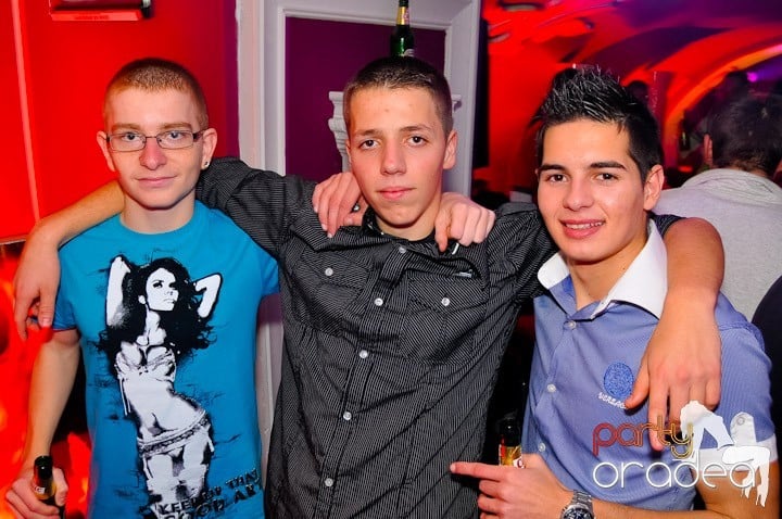 Sfârşit de săptămână în Club Atti's,