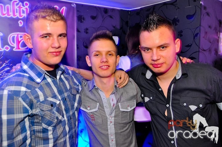 Sfârşit de săptămână în Club Atti's,