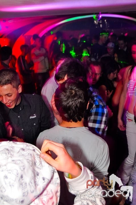 Sfârşit de săptămână în Club Atti's,