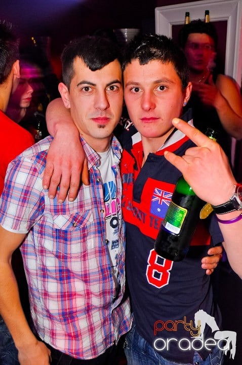 Sfârşit de săptămână în Club Atti's,