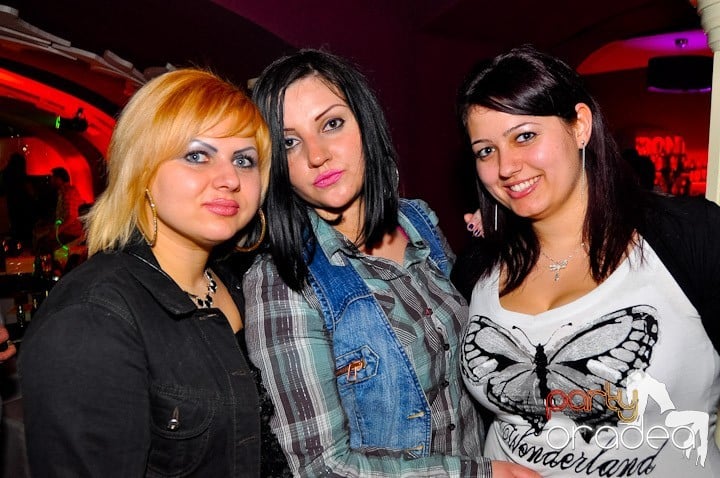 Sfârşit de săptămână în Club Atti's,
