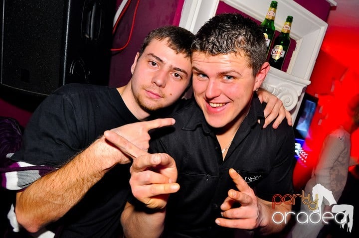 Sfârşit de săptămână în Club Atti's,