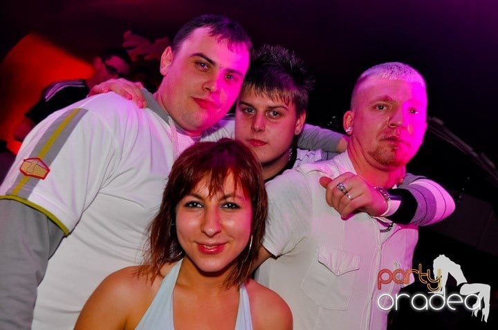 Sfârşit de săptămână în Club Atti's, 