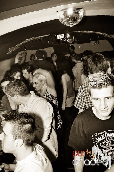 Sfârşit de săptămână în Club Atti's,