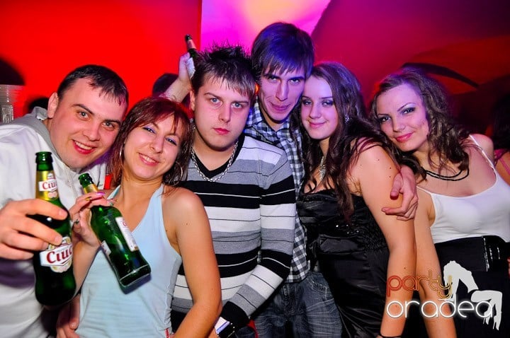 Sfârşit de săptămână în Club Atti's,