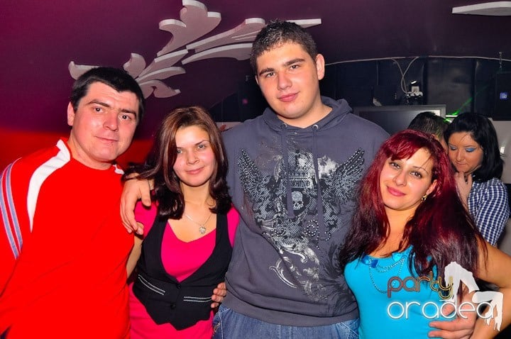 Sfârşit de săptămână în Club Atti's,